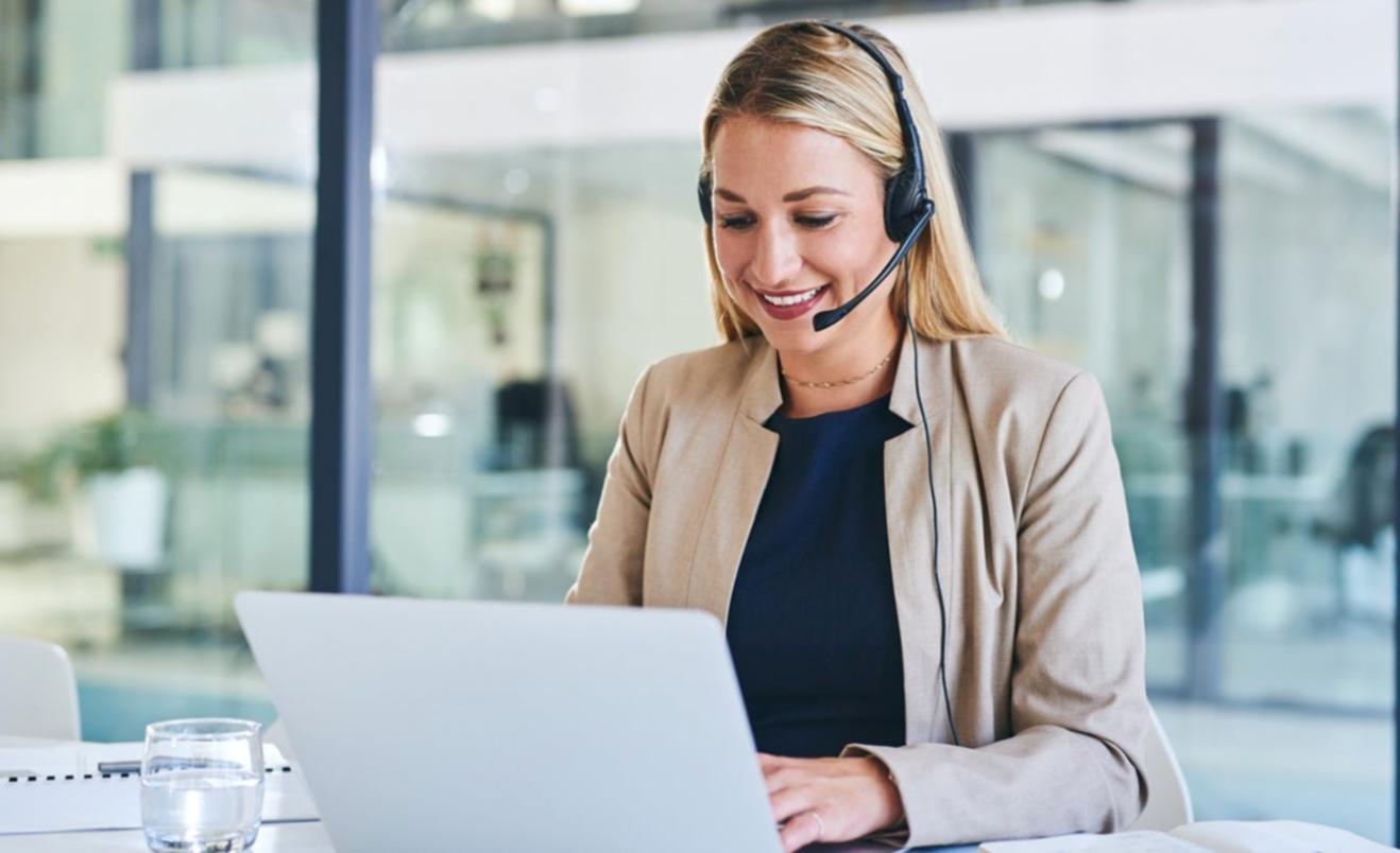 Ekspert finansowy podczas webinaru na żywo w Dexnet Hub